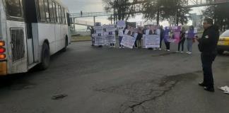 Tras un año sin respuestas de Fiscalía, familiares de Nicol bloquean carretera a Chapala