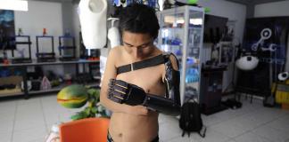 Roly Mamani, el juguetero que crea y regala prótesis 3D a mutilados pobres de Bolivia