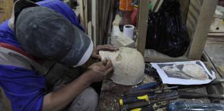 Presos alivian sus penas fabricando miniaturas para mayor feria artesanal de Bolivia