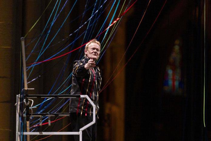 A sus 74 años, Philippe Petit sigue caminando por la cuerda floja, ahora más abajo