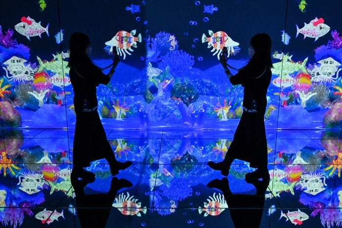 Cascadas de luces y lluvia de estrellas en un nuevo museo inmersivo en Tokio