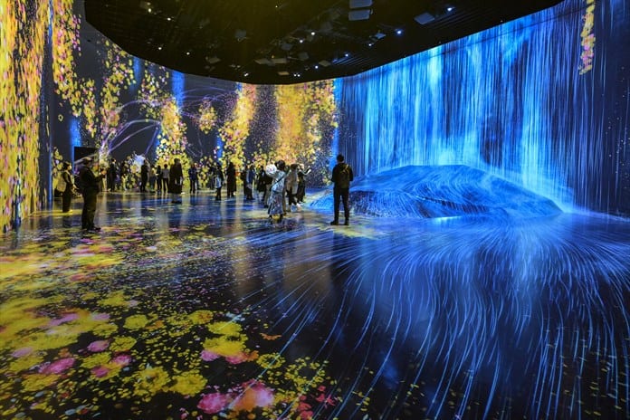 Cascadas de luces y lluvia de estrellas en un nuevo museo inmersivo en Tokio