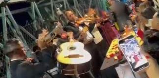 ¿Mariachi, pizzas y una fiesta de cumpleaños en un puente peatonal? Es real, y sucedió en Guadalajara