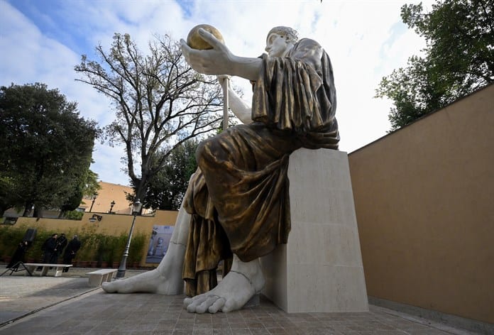 Reconstruyen la estatua colosal de Constantino en Roma
