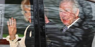 Turistas y británicos muestran amor y compasión por el rey Carlos III ante el Palacio de Buckingham