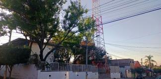 Otra vez, la CFE quiere instalar antena en patio de escuela; vecinos temen por la radiación