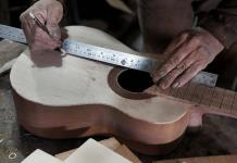El boom turístico del centro de Bogotá no amedrenta al último luthier de Las Mandolinas