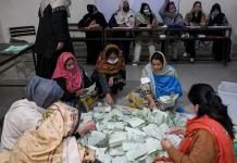 Dos muertos en enfrentamientos durante tenso escrutinio de votos en Pakistán