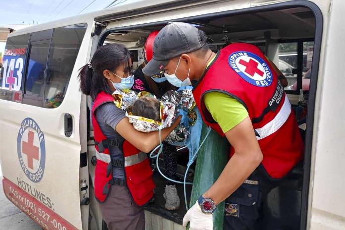 Rescatan a una niña en Filipinas tras casi 60 horas atrapada por un alud