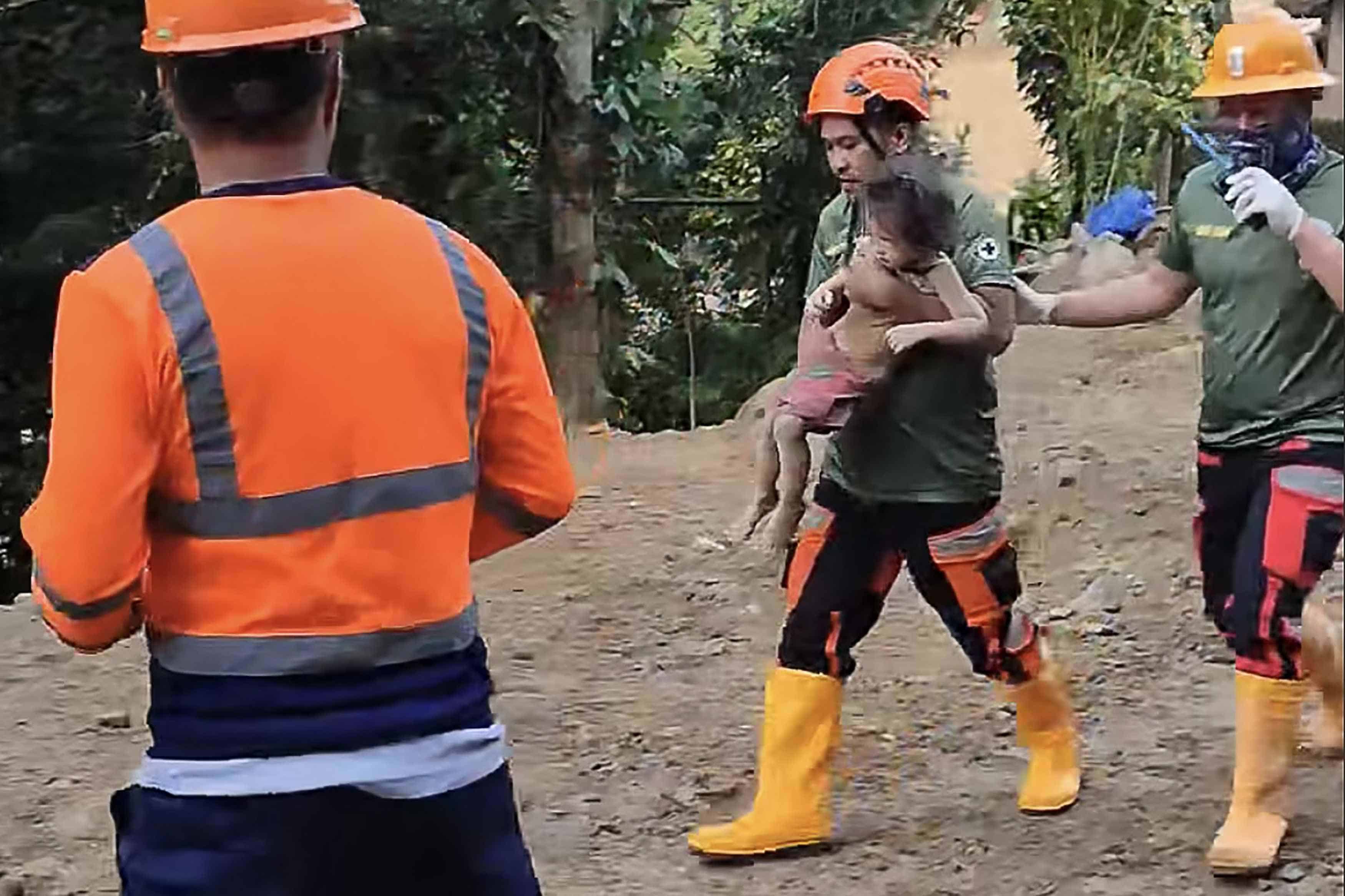 Rescatan a una niña en Filipinas tras casi 60 horas atrapada por un alud