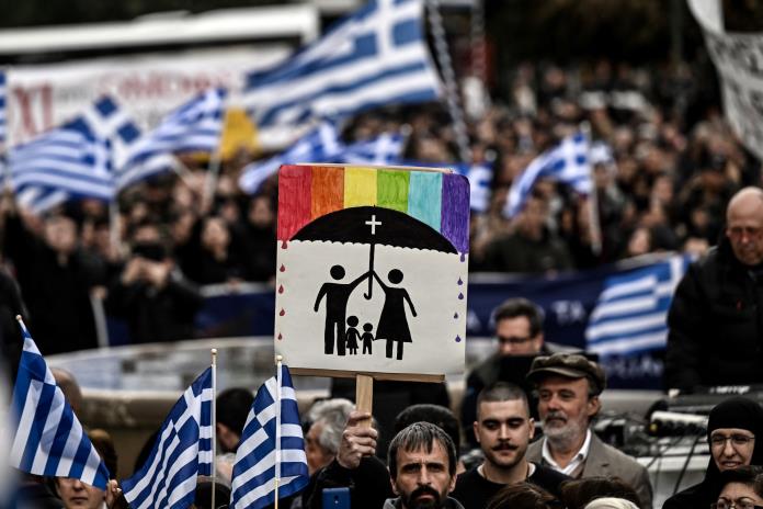 Parejas homosexuales y sus hijos vislumbran un día histórico en Grecia