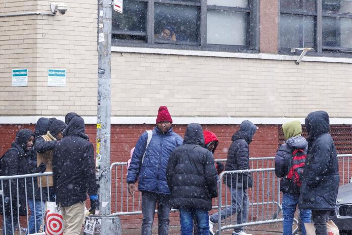 Nueva York extiende el toque de queda a varios refugios para inmigrantes tras un tiroteo