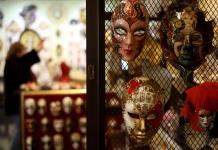 El taller de Albania que fabrica máscaras venecianas para todo el mundo