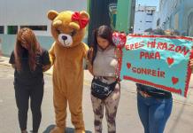 Por San Valentín, policía peruano disfrazado de oso captura a traficantes de droga