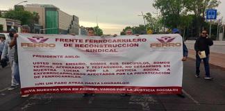 Para exigir pagos de indemnizaciones, ex ferrocarrileros bloquean calles de Guadalajara