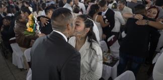 Unas 1.200 parejas mexicanas declaran su amor a los cuatro vientos en boda colectiva