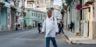 Cuba da estímulos salariales a médicos para retenerlos en hospitales