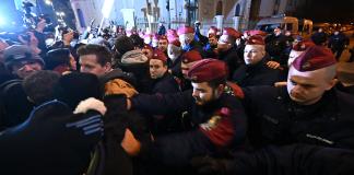 Protestas y nueva renuncia en Hungría por indulto en caso de abuso infantil