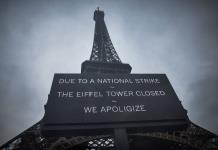 Turistas desolados ante el cierre de la torre Eiffel por huelga