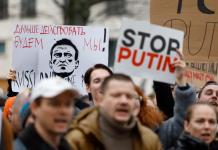 Biden dice estar considerando más sanciones a Rusia tras muerte de Navalni