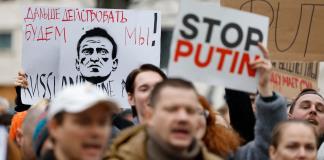Biden dice estar considerando más sanciones a Rusia tras muerte de Navalni