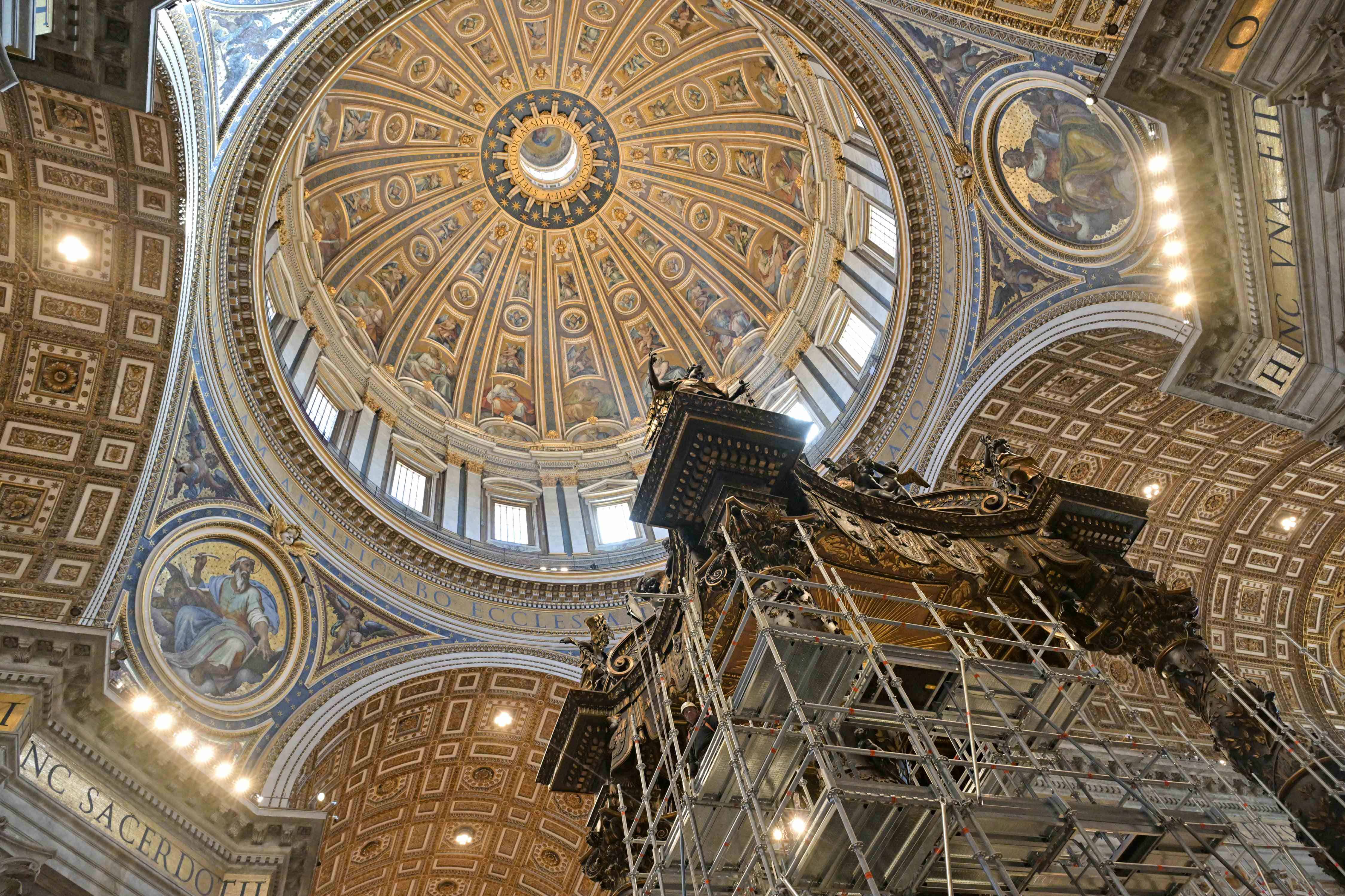 Limpieza profunda del baldaquino de la basílica de San Pedro en el Vaticano