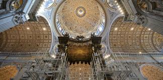 Limpieza profunda del baldaquino de la basílica de San Pedro en el Vaticano