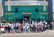 Trabajadores protestan frente a tribunal; exigen celeridad en reconocimiento de sindicatos
