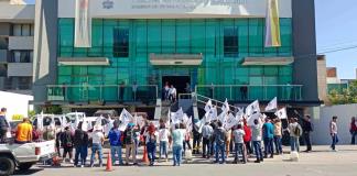 Trabajadores protestan frente a tribunal; exigen celeridad en reconocimiento de sindicatos