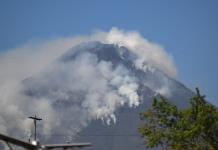 Voraz incendio forestal avanza en laderas de volcán de Agua en Guatemala