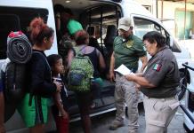 Encuentran a 101 guatemaltecos hacinados en una casa cerca de la frontera con EE.UU.
