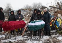 Rota de dolor, una adolescente ucraniana entierra a su familia tras un bombardeo ruso