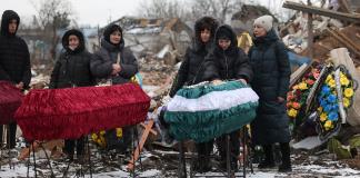 Rota de dolor, una adolescente ucraniana entierra a su familia tras un bombardeo ruso