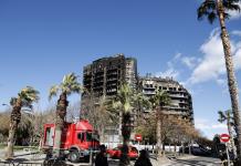 Cuatro muertos y 14 desaparecidos en un incendio que devoró un edificio en España