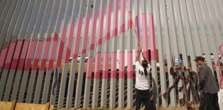Artistas en México pintan nuevo muro fronterizo de EE.UU. en forma de protesta