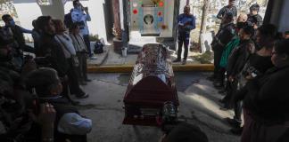 Llevan a primera víctima de transfemicidio reconocida en México a mausoleo con su rostro