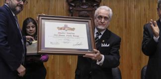 Entre aplausos y agradecimientos se entregó el título de Maestro Emérito a José Manuel Jurado Parres