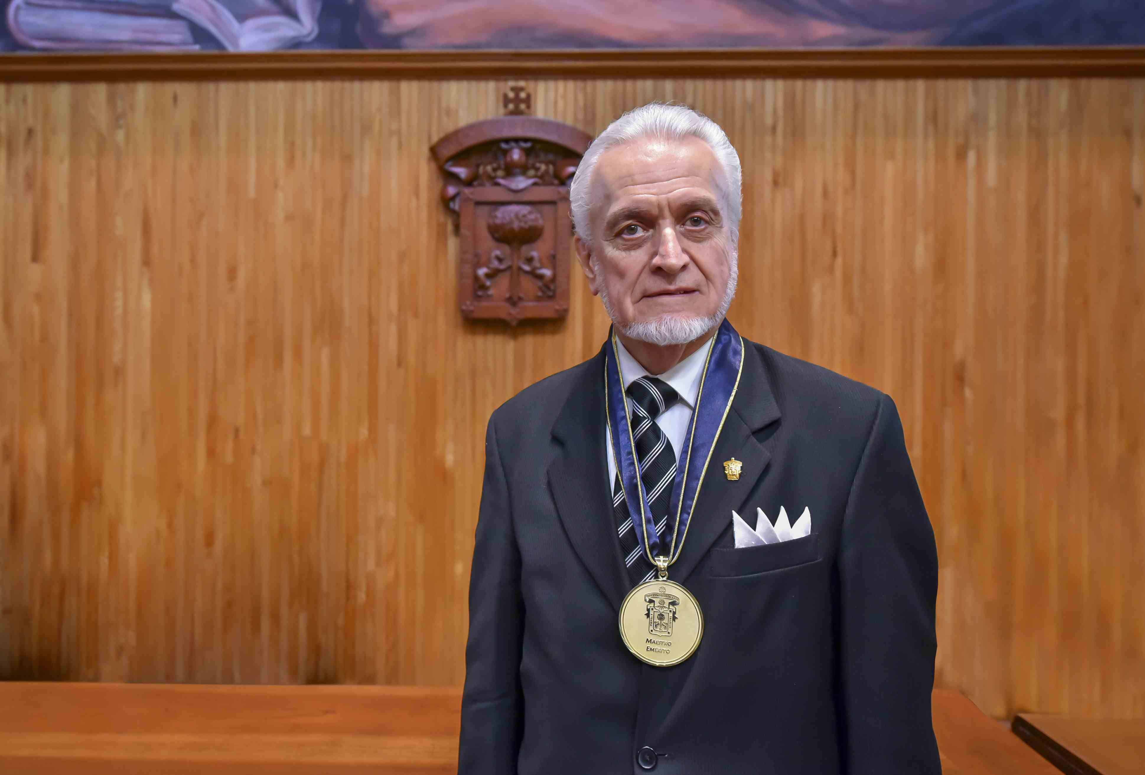 Entre aplausos y agradecimientos se entregó el título de Maestro Emérito a José Manuel Jurado Parres
