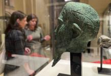 Un juego de pistas en el Louvre con antigüedades orientales del Met de Nueva York
