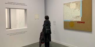 El abstractismo blanco de Ryman desafía la mirada contemporánea en una exposición en París