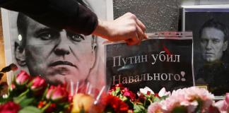 Un manto de flores cubre la tumba del opositor ruso Navalni en Moscú