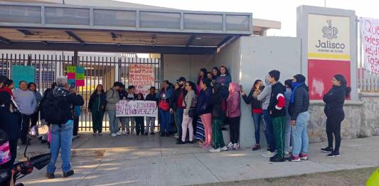 Padres de familia toman secundaria en Tonalá; exigen destituir a docente señalado por abuso