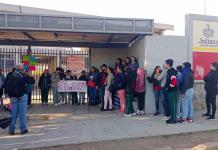 Tras presión de padres, detienen a maestro de secundaria señalado por abuso sexual