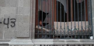 Manifestantes de Ayotzinapa derrumban puerta de Palacio Nacional