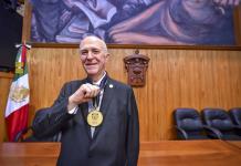 Miguel Ángel Navarro recibe nombramiento como maestro emérito de la UdeG