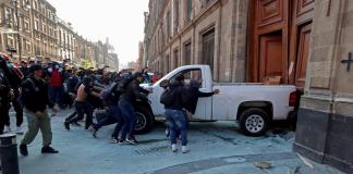 AMLO descarta procesar a manifestantes tras incursión al Palacio Nacional
