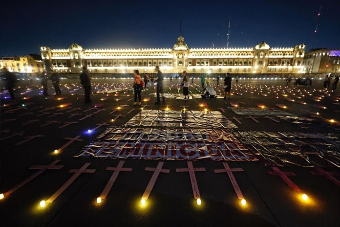 Llenan de lápidas el Zócalo de Ciudad de México para recordar a víctimas de feminicidio