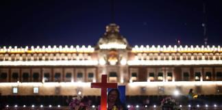 Llenan de lápidas el Zócalo de Ciudad de México para recordar a víctimas de feminicidio