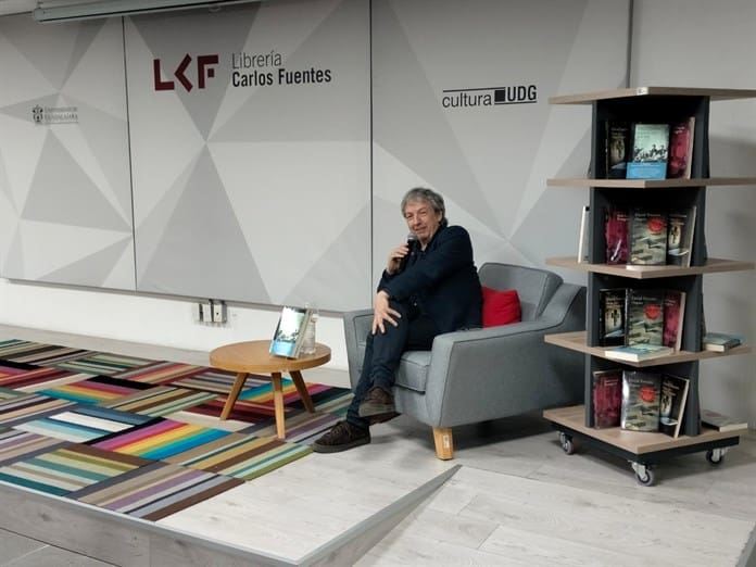 David Toscana charla sobre su novela ‘El peso de vivir en la tierra’ en la Librería Carlos Fuentes