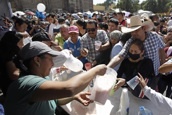 Habitantes del centro de Cholula festejan tradición náhuatl y regalan litros de pulque